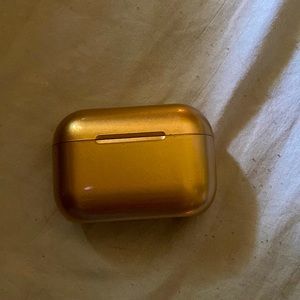 Gold ear buds compatible with Apple or android